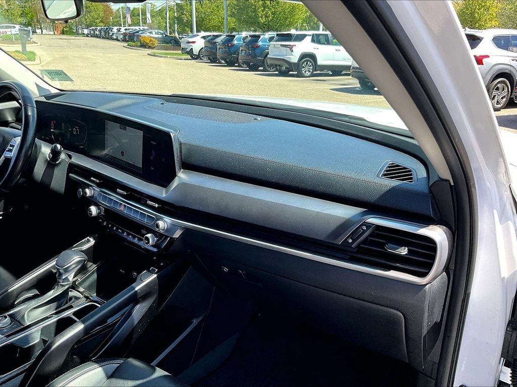 Used 2024 White Kia S image 13