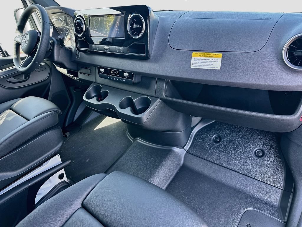 New 2026 Arctic+White Mercedes-Benz Crew 144 WB image 60