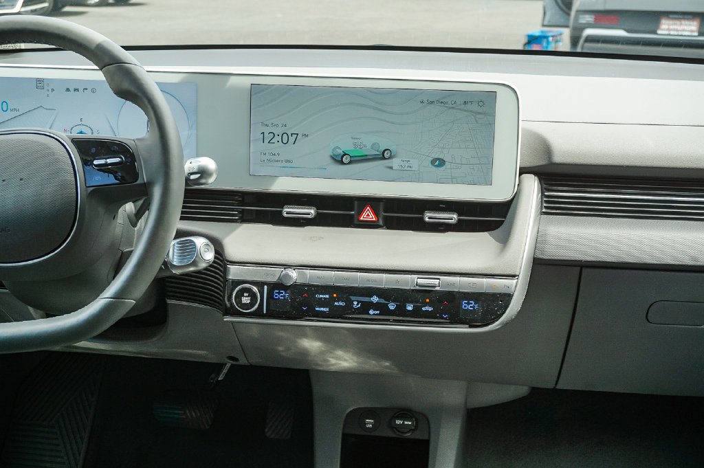 Used 2024 White Hyundai SEL image 16