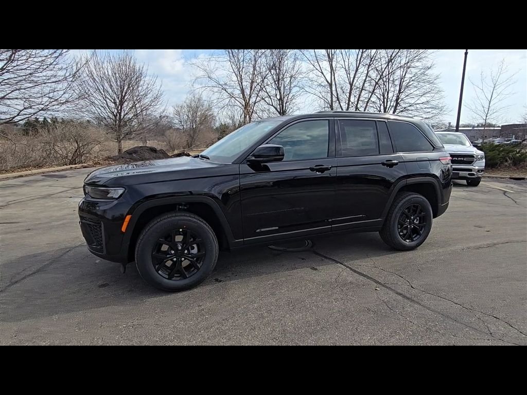 New 2026 Diamond Black Crystal Pearl-Coat Exterior Paint Jeep Altitude image 4