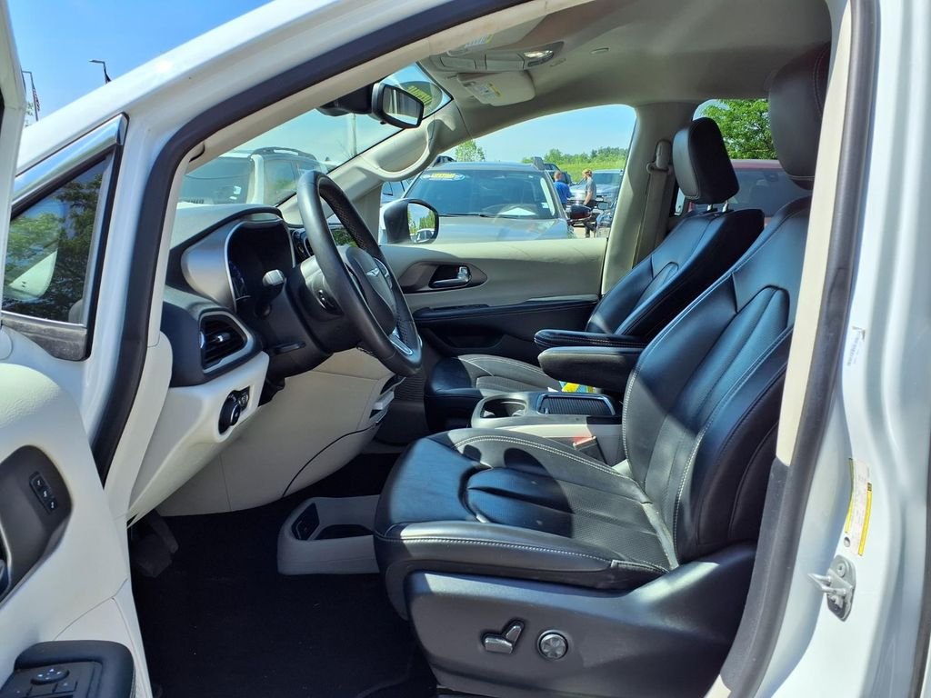 Used 2023 White Chrysler Touring L image 19