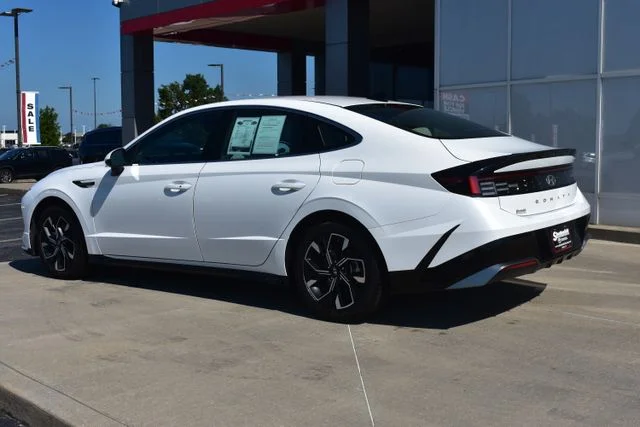 Used 2024 White Hyundai SEL image 7