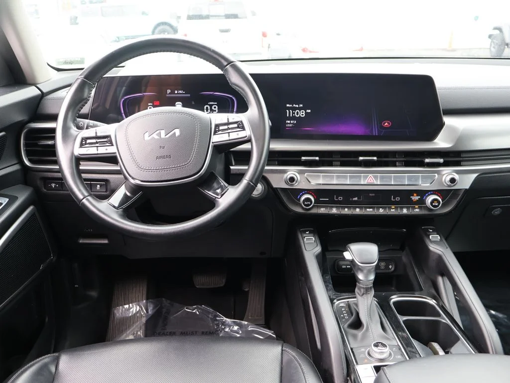 Used 2025 White Kia S image 19