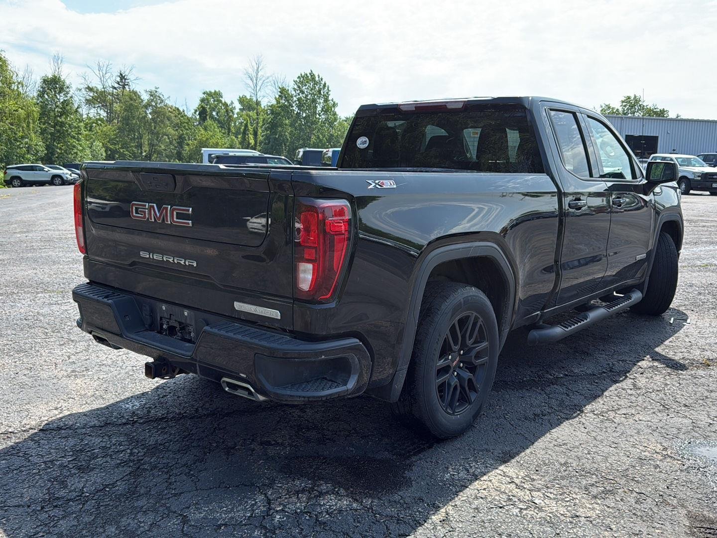 Used 2022 Onyx Black GMC Elevation image 4