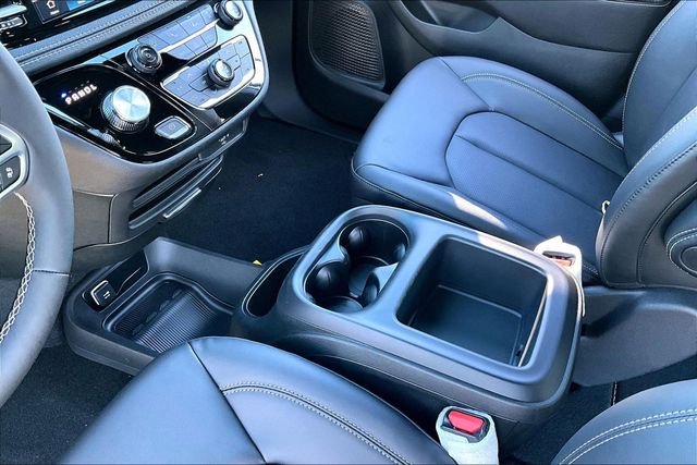 New 2026 Chrysler Pacifica Select 4D Passenger Van