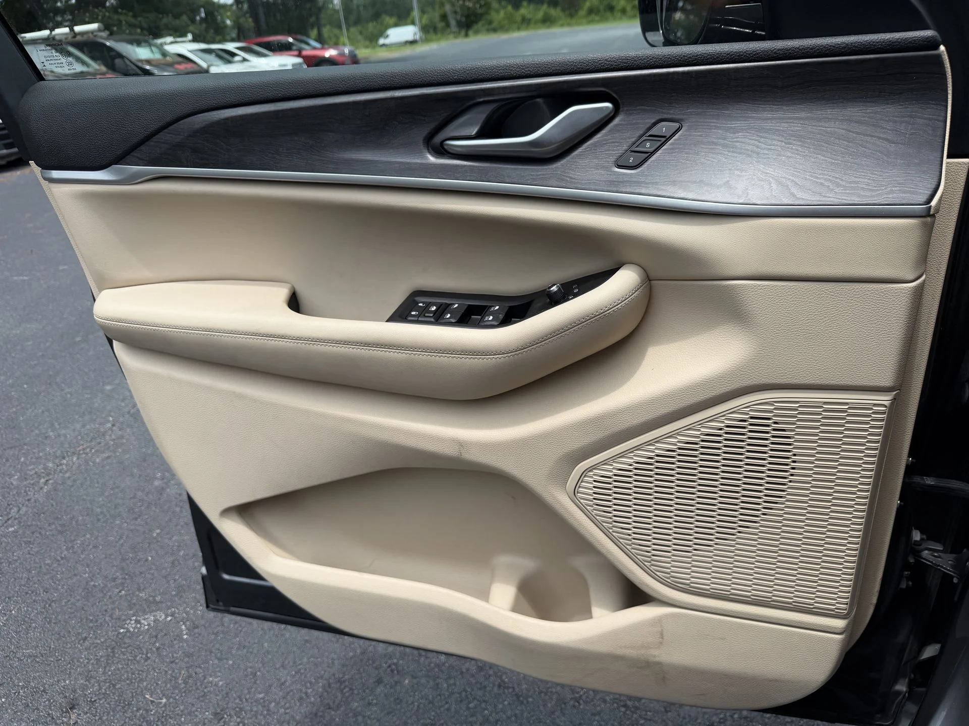 Used 2023 Metallic Jeep Limited image 16