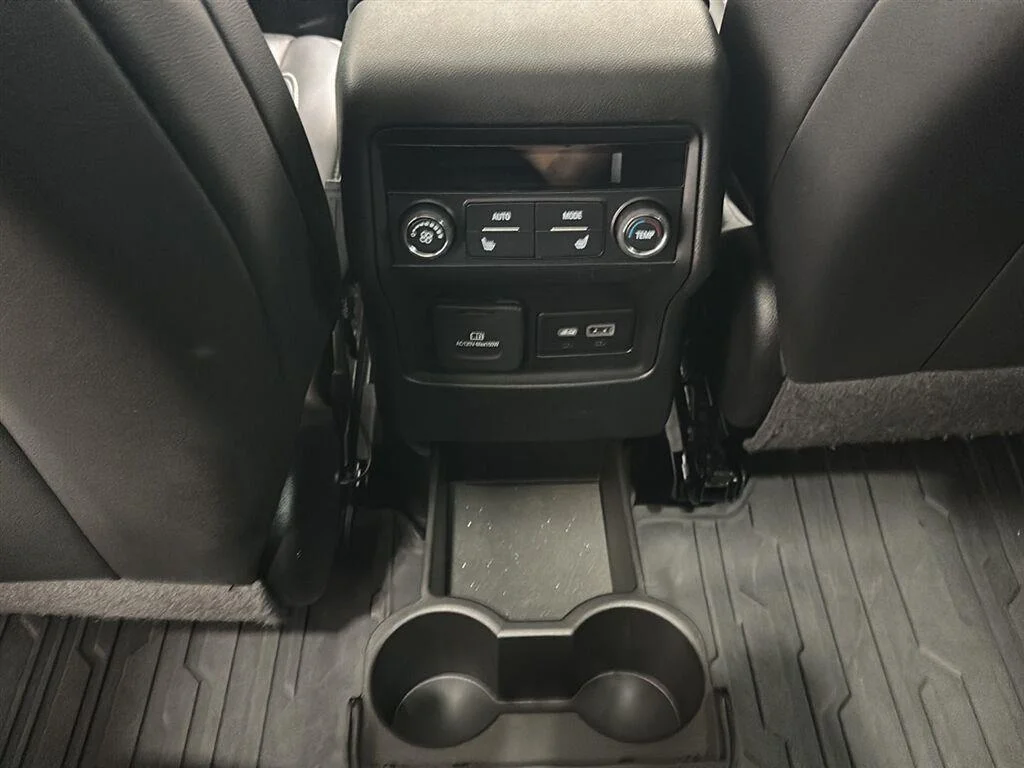 Used 2022 White Frost Tricoat GMC Denali image 24