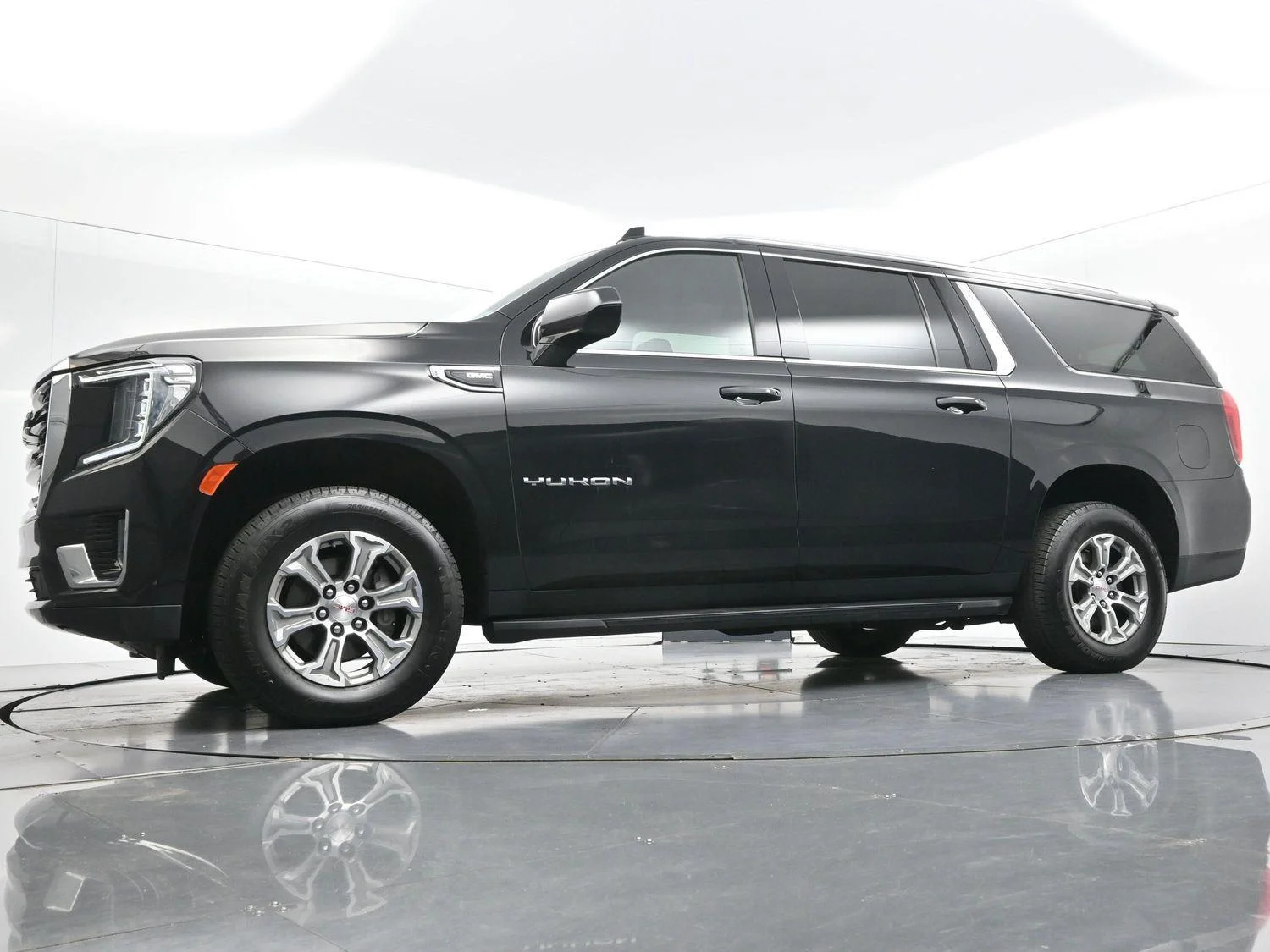 Used 2023 Onyx Black GMC SLE image 46