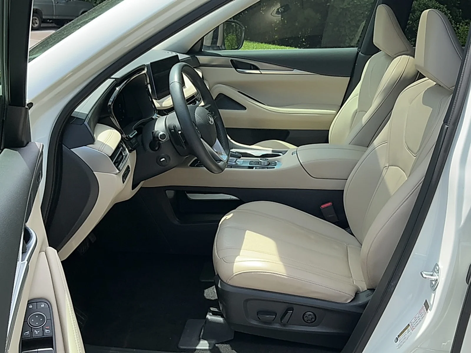 Used 2023 Majestic White INFINITI LUXE AWD image 13
