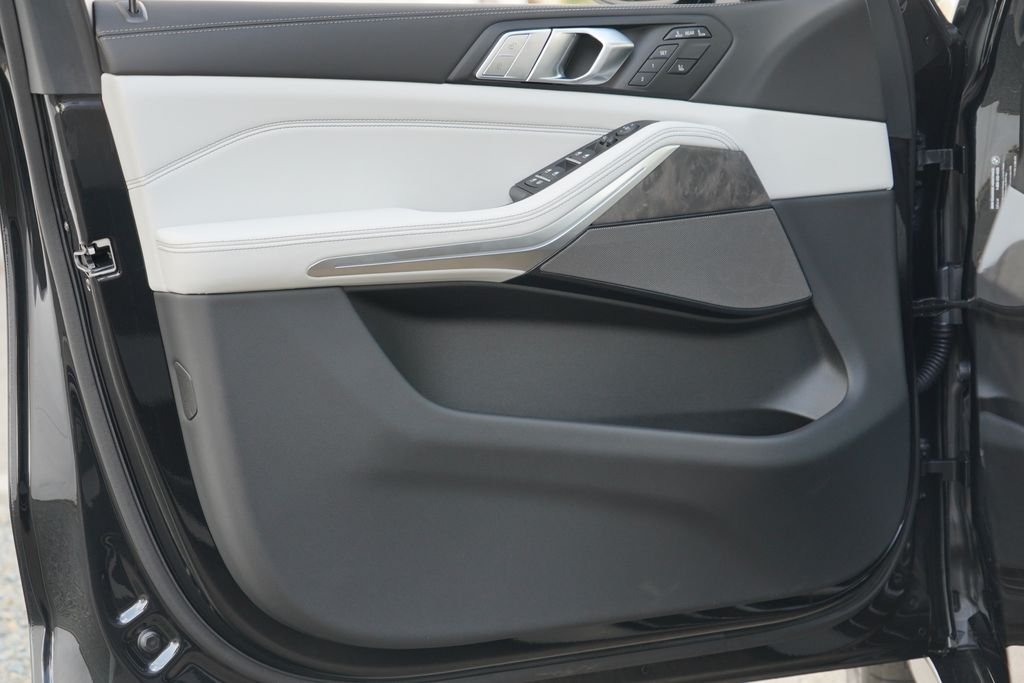 New 2027 Black Sapphire Metallic BMW xDrive40i image 11