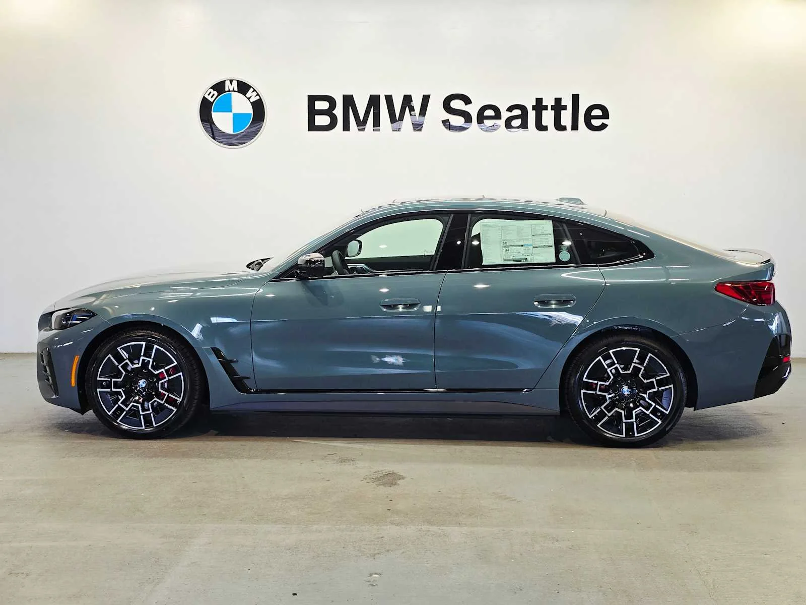 New 2026 Cape York Green Metallic BMW xDrive40 image 3