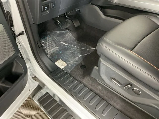 New 2025 Oxford White Ford Lariat image 18