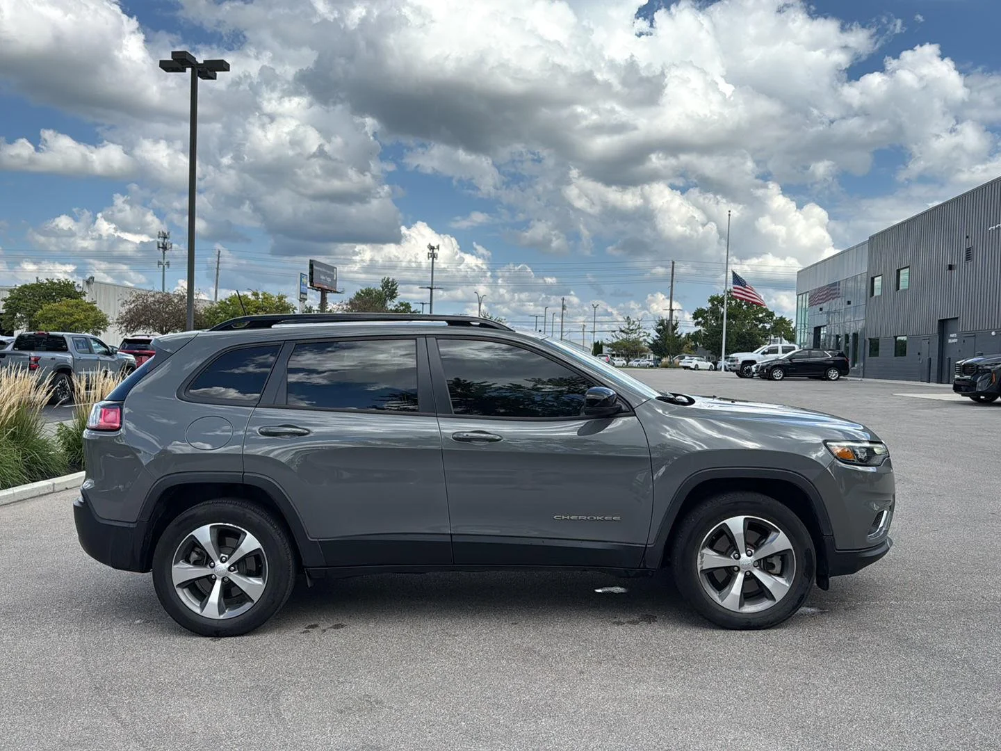 Used 2022 Sting-Gray Clearcoat Jeep Limited image 2