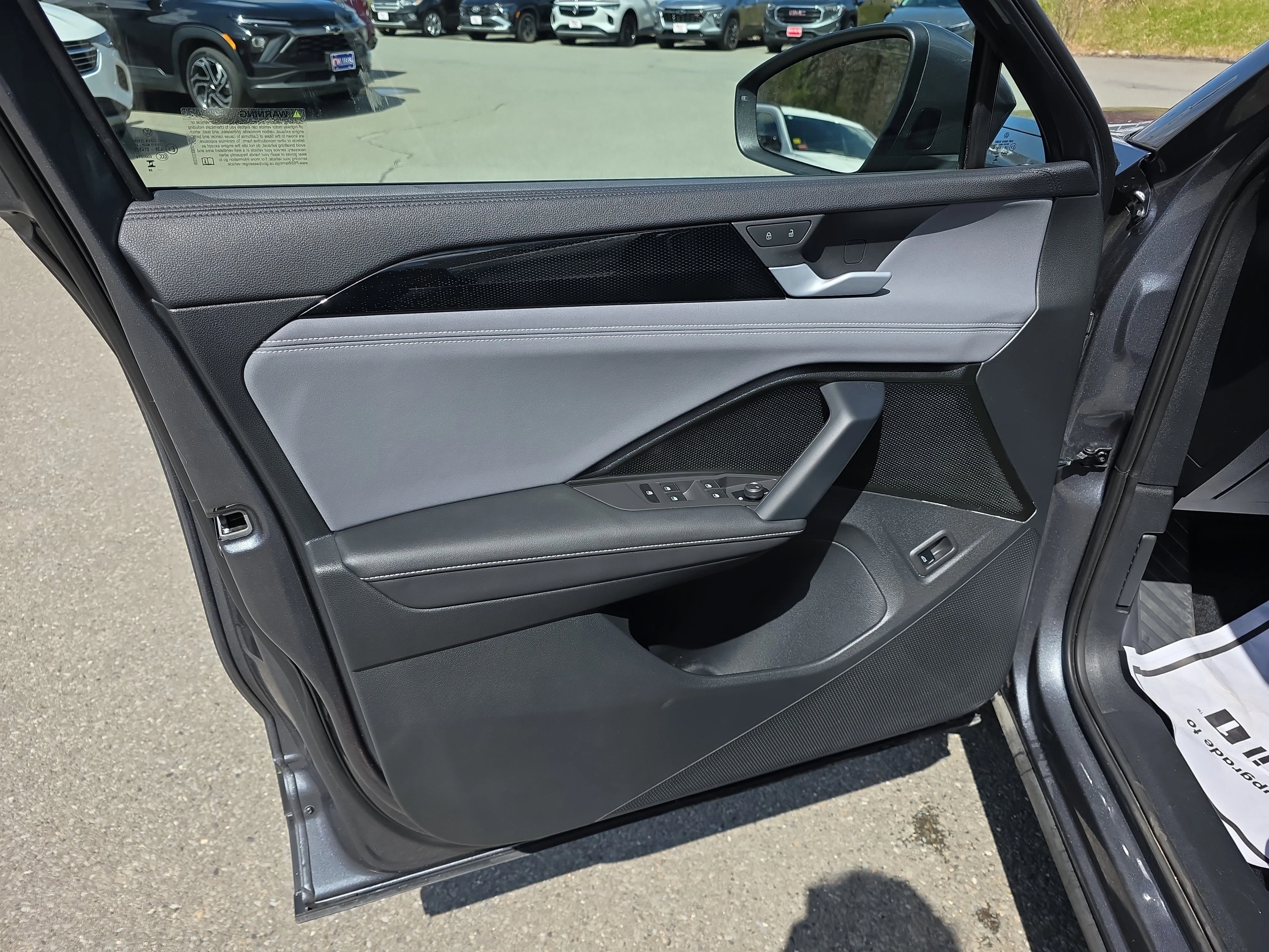 2025 Volkswagen Tiguan SE - Photo 8