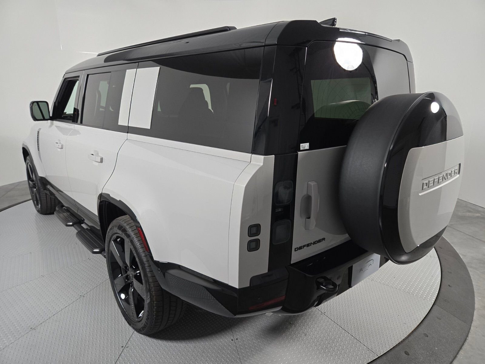 2026 Land Rover Defender X-Dynamic SE - Photo 18