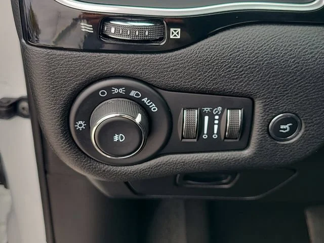 Used 2023 White Jeep Altitude Lux image 25