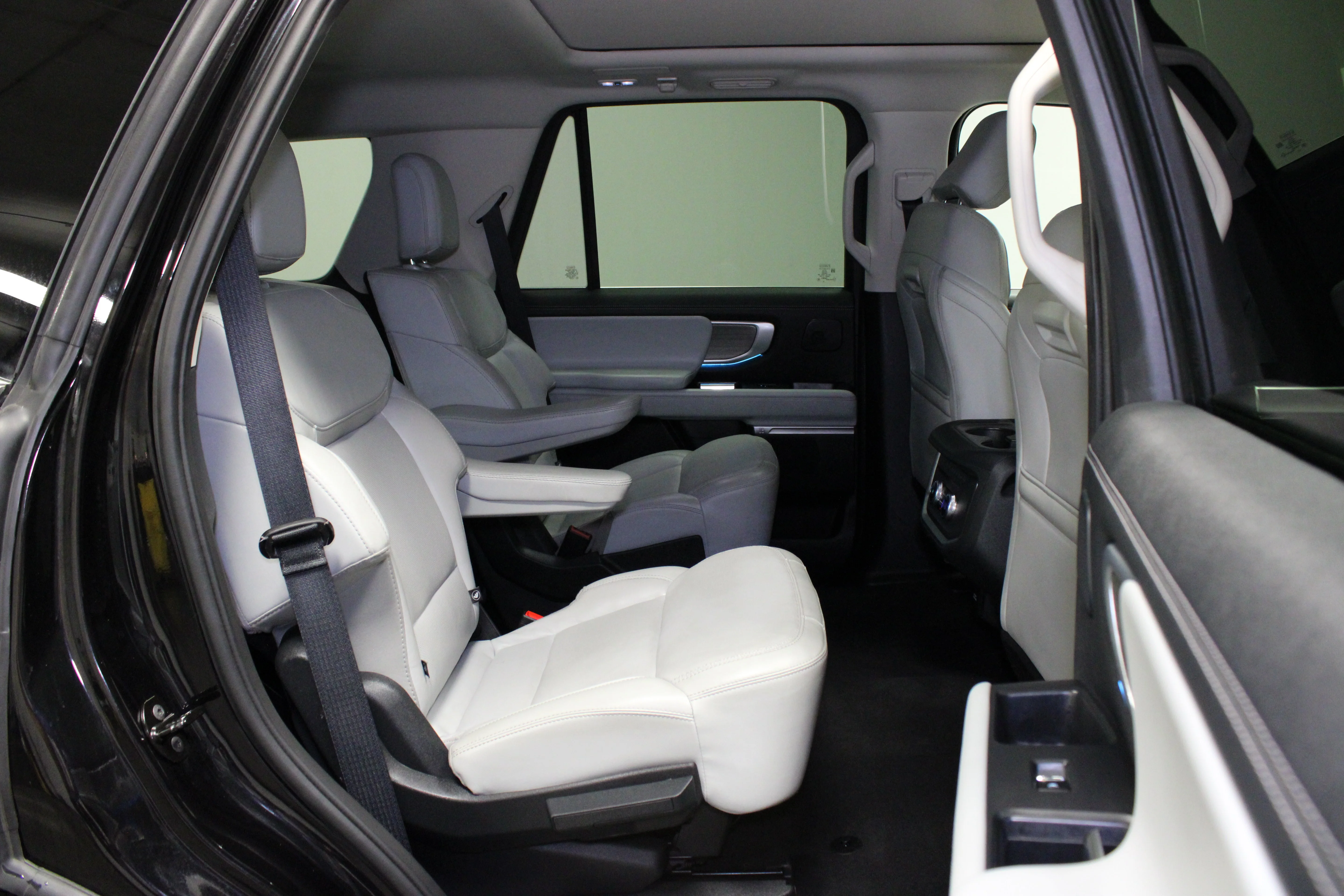 Used 2025 Black Metallic Ford Platinum image 19
