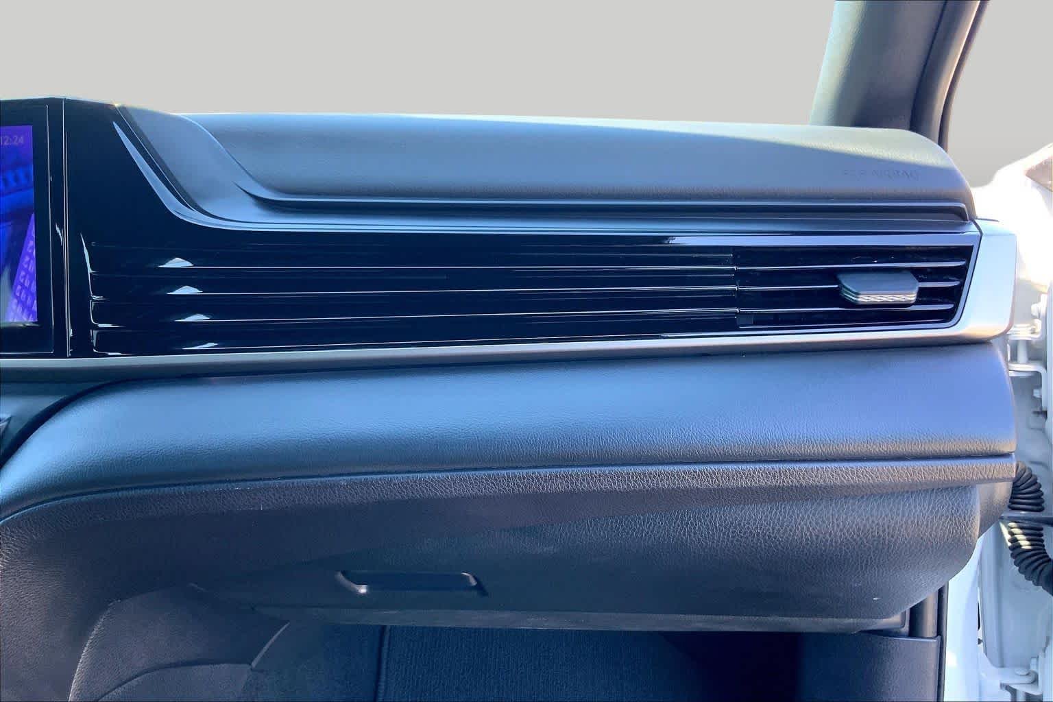 Used 2025 Wind Chill Pearl Toyota XSE image 18
