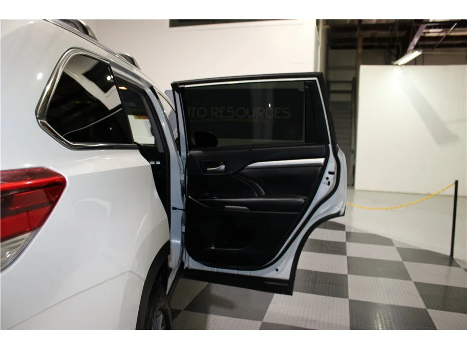 Used 2019 White Toyota XLE Sport Utility 4D image 24