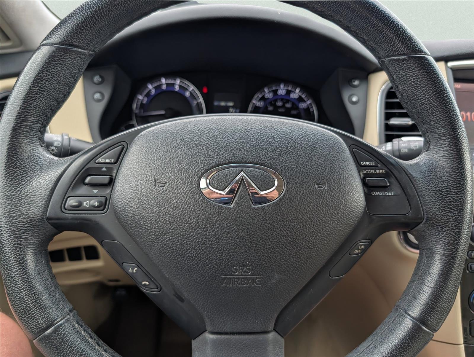Used 2017 Majestic White INFINITI RWD image 20