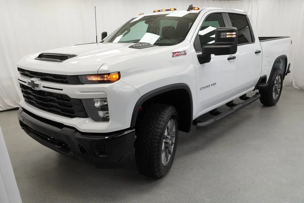 New 2026 Summit White Chevrolet Custom image 4