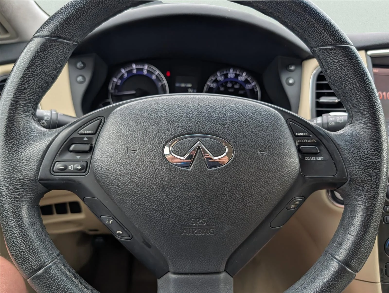 Used 2017 Majestic White INFINITI RWD image 20