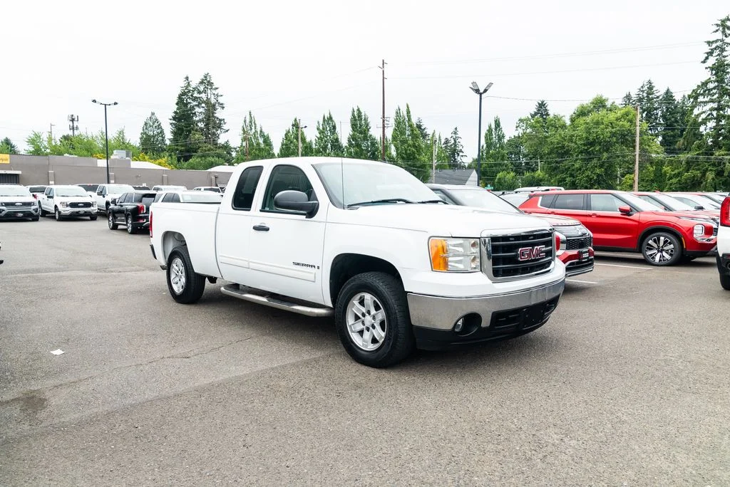 Used 2008 White GMC SLE1 image 20