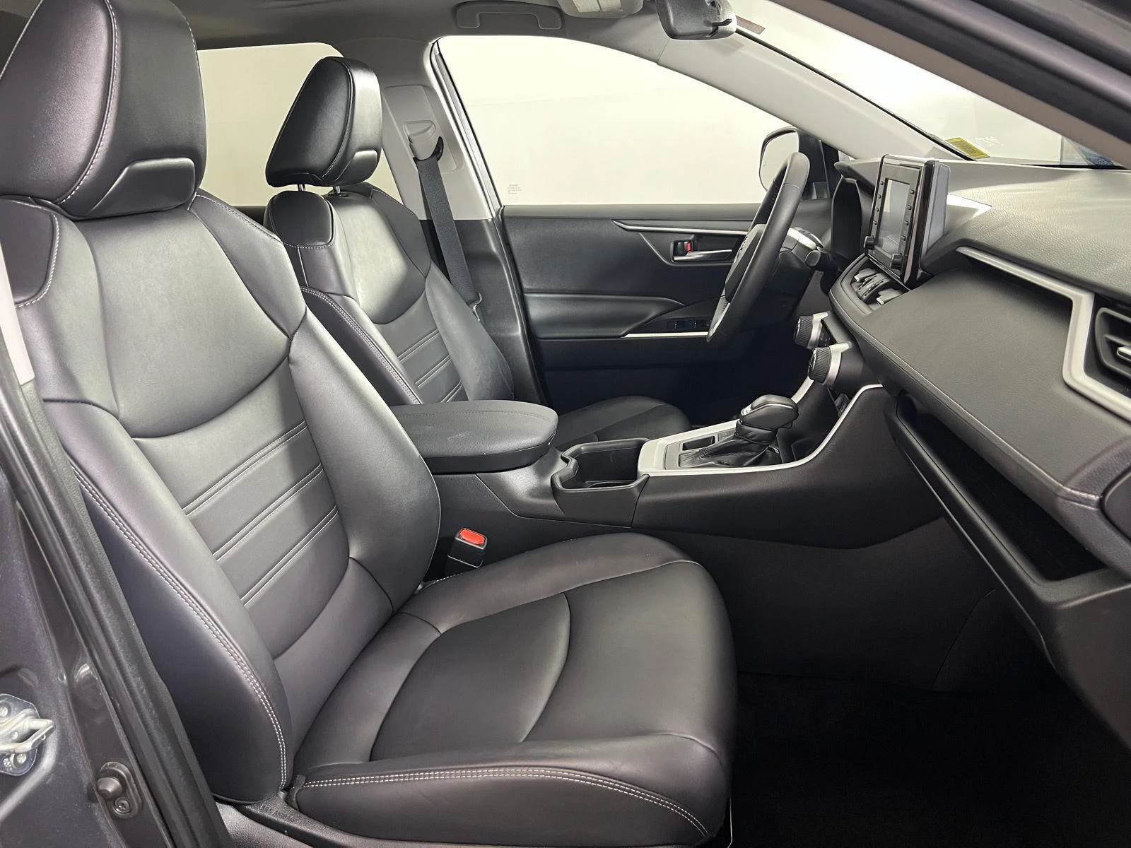 Used 2022 Magnetic Gray Metallic Toyota XLE Premium image 27