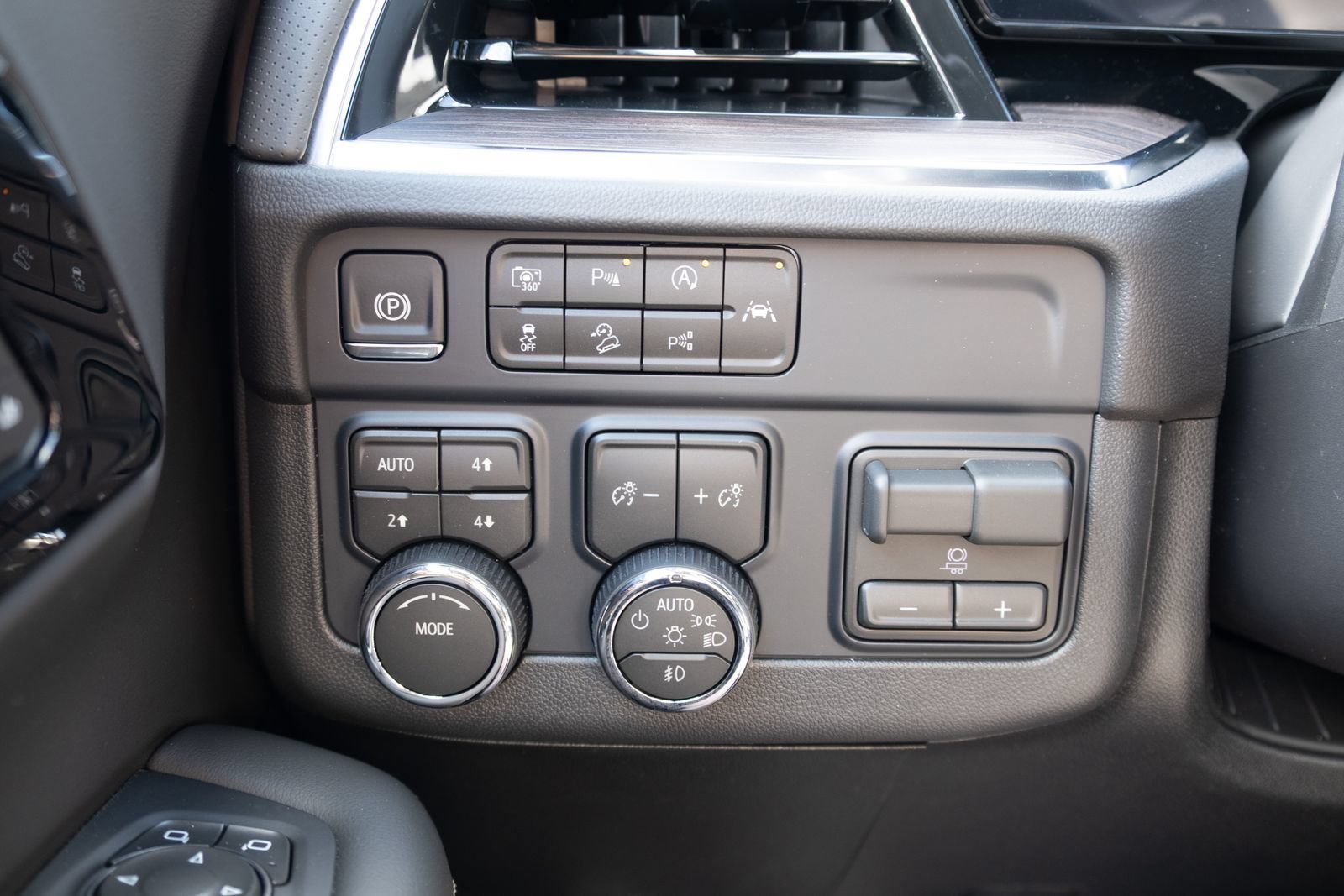 2026 Chevrolet Suburban Premier - Photo 9