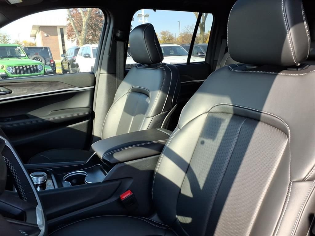 New 2025 Bright White Clear-Coat Exterior Paint Jeep Limited image 10