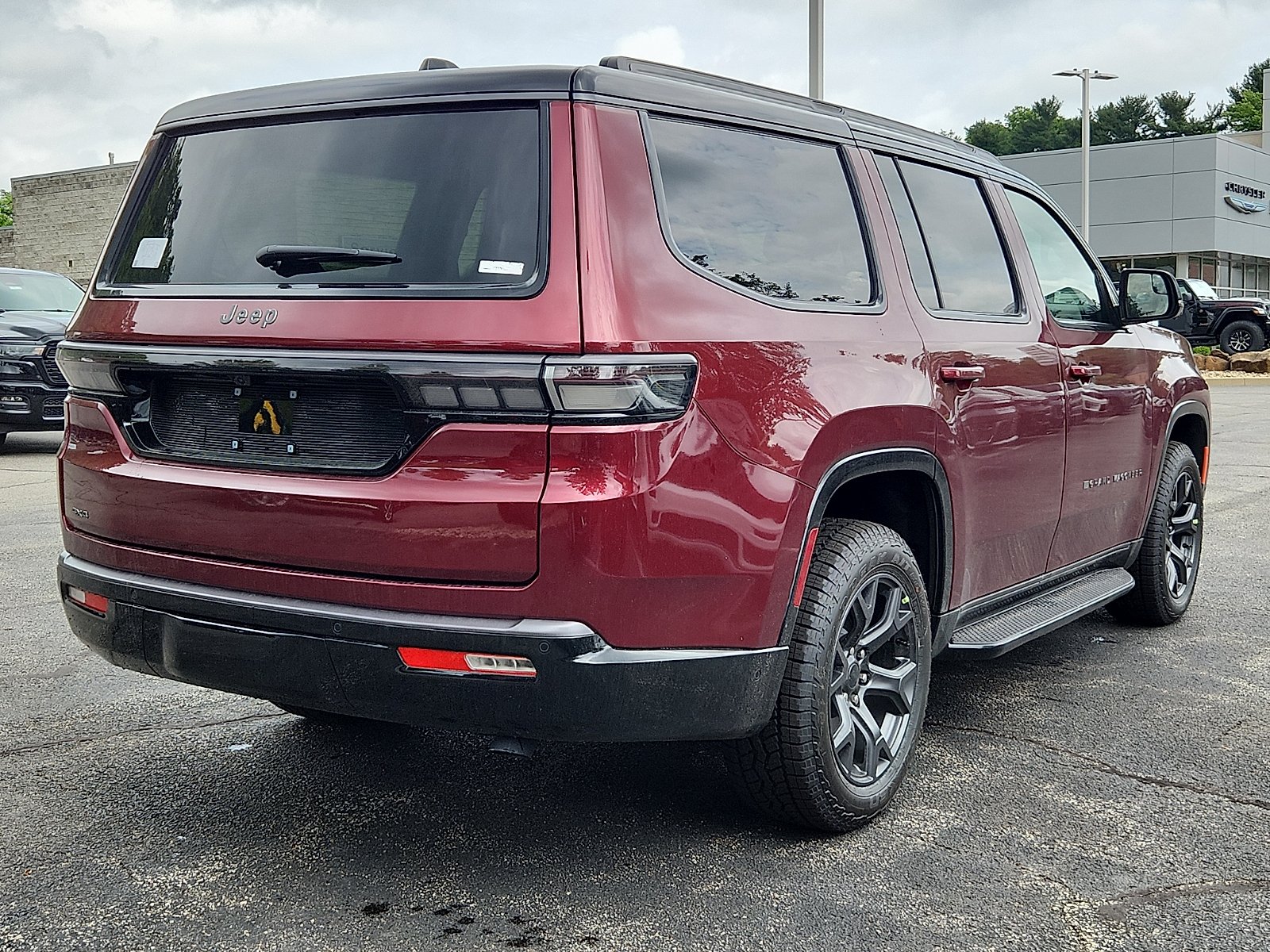 New 2026 Velvet Red Pearl-Coat Exterior Paint Jeep Upland 4x4 image 6