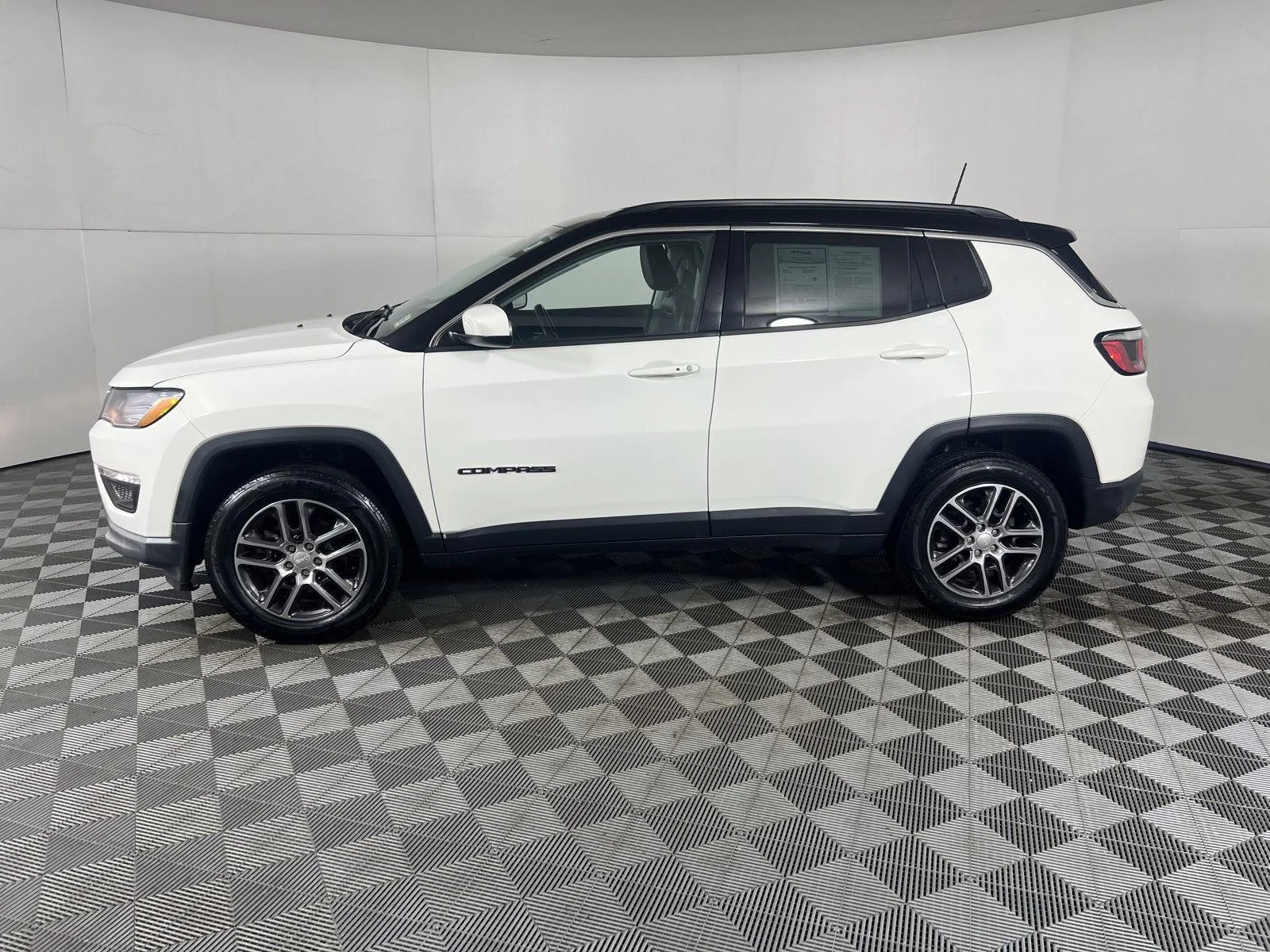Used 2020 White Clearcoat Jeep Latitude image 6