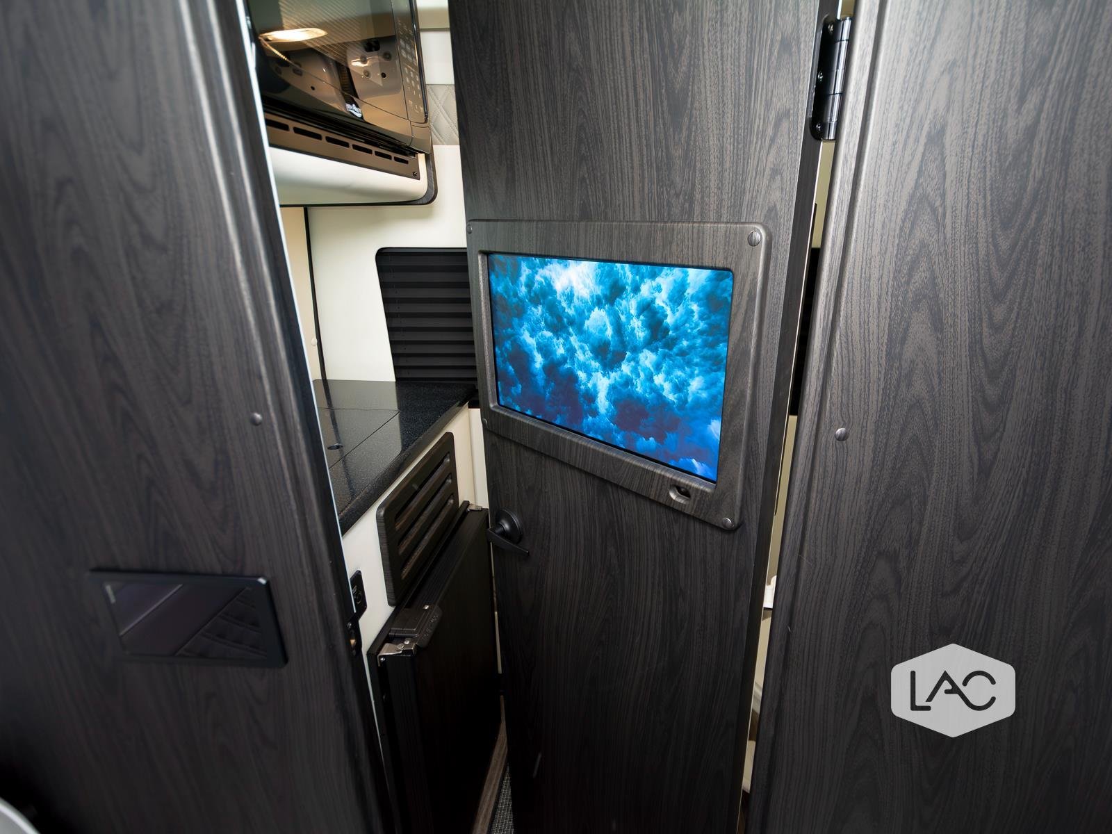 New 2026 Arctic White OGV Luxury Coach AWD (10OBA)10-Pass*ADV Wheel Pkg*PetSafe image 9