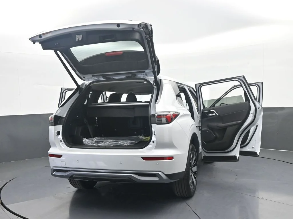 New 2026 Diamond White Mitsubishi SE image 83
