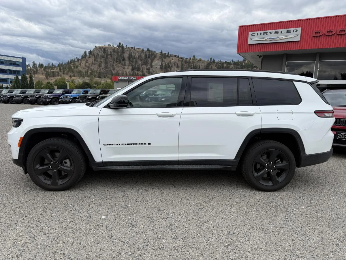 Used 2024 White Jeep Limited image 3