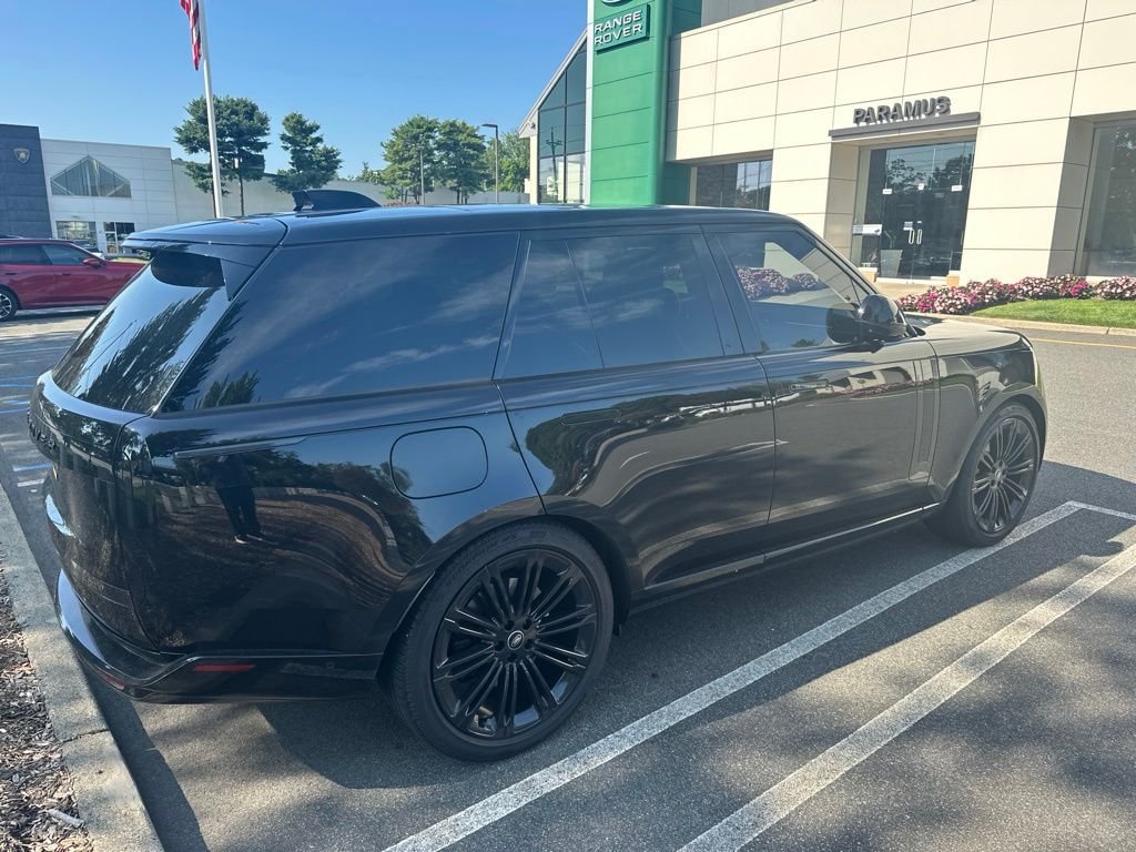 Used 2025 Santorini Black Metallic Land Rover SE image 4