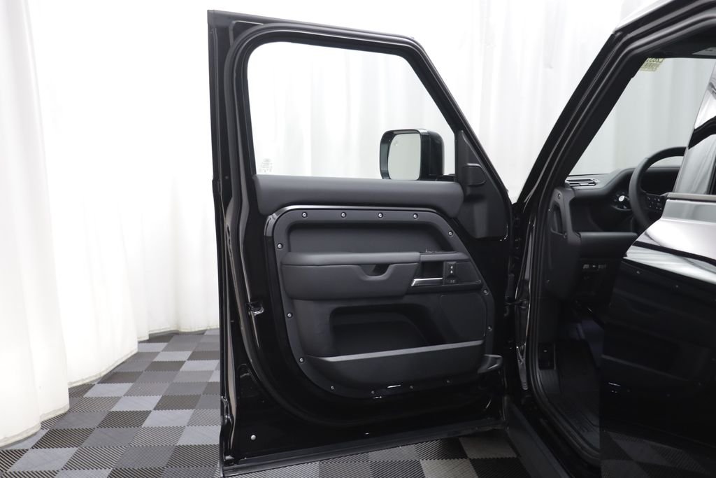 New 2026 Santorini Black LAND ROVER X-Dynamic SE image 5