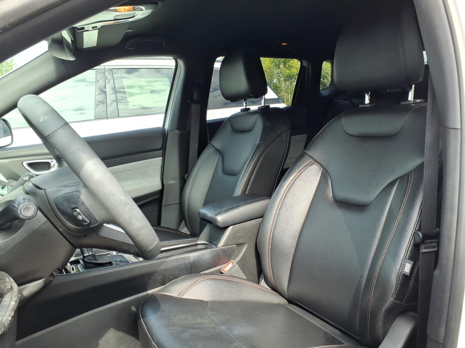Used 2024 Bright White Clearcoat Jeep Latitude Lux image 18