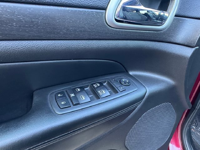 Used 2018 Red Jeep Laredo E image 5