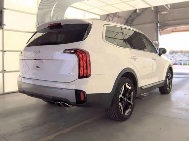 Used 2025 White Kia S image 2