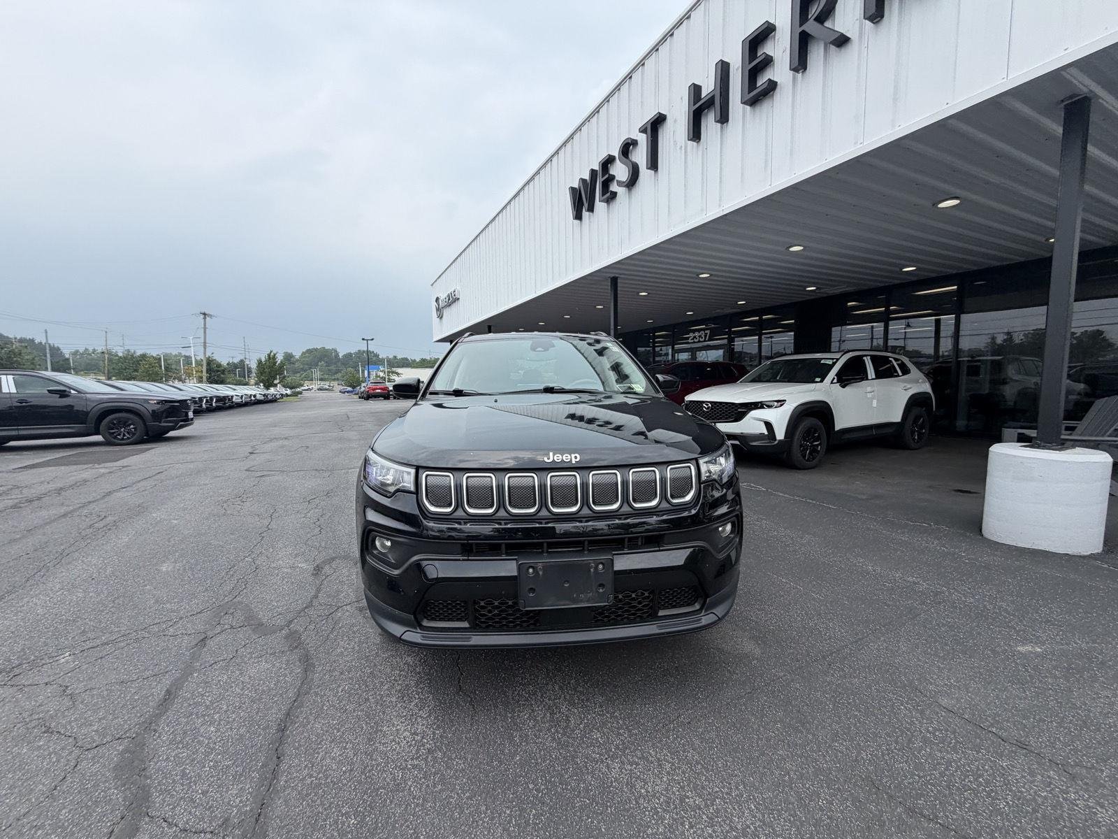 Used 2022 Diamond Black Crystal Pearlcoat Jeep Latitude image 5