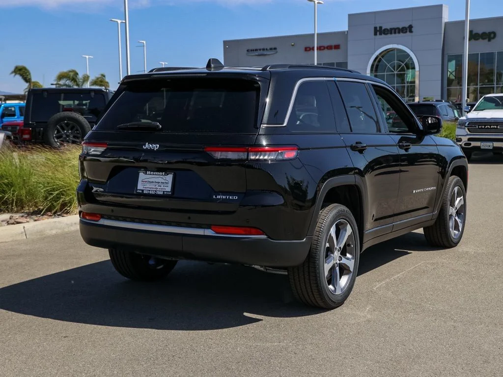 New 2026 Diamond Black Crystal Pearl-Coat Exterior Paint Jeep Limited image 3