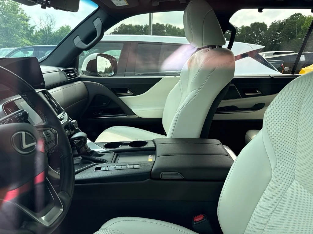 Used 2025 White Lexus 600 Luxury image 3