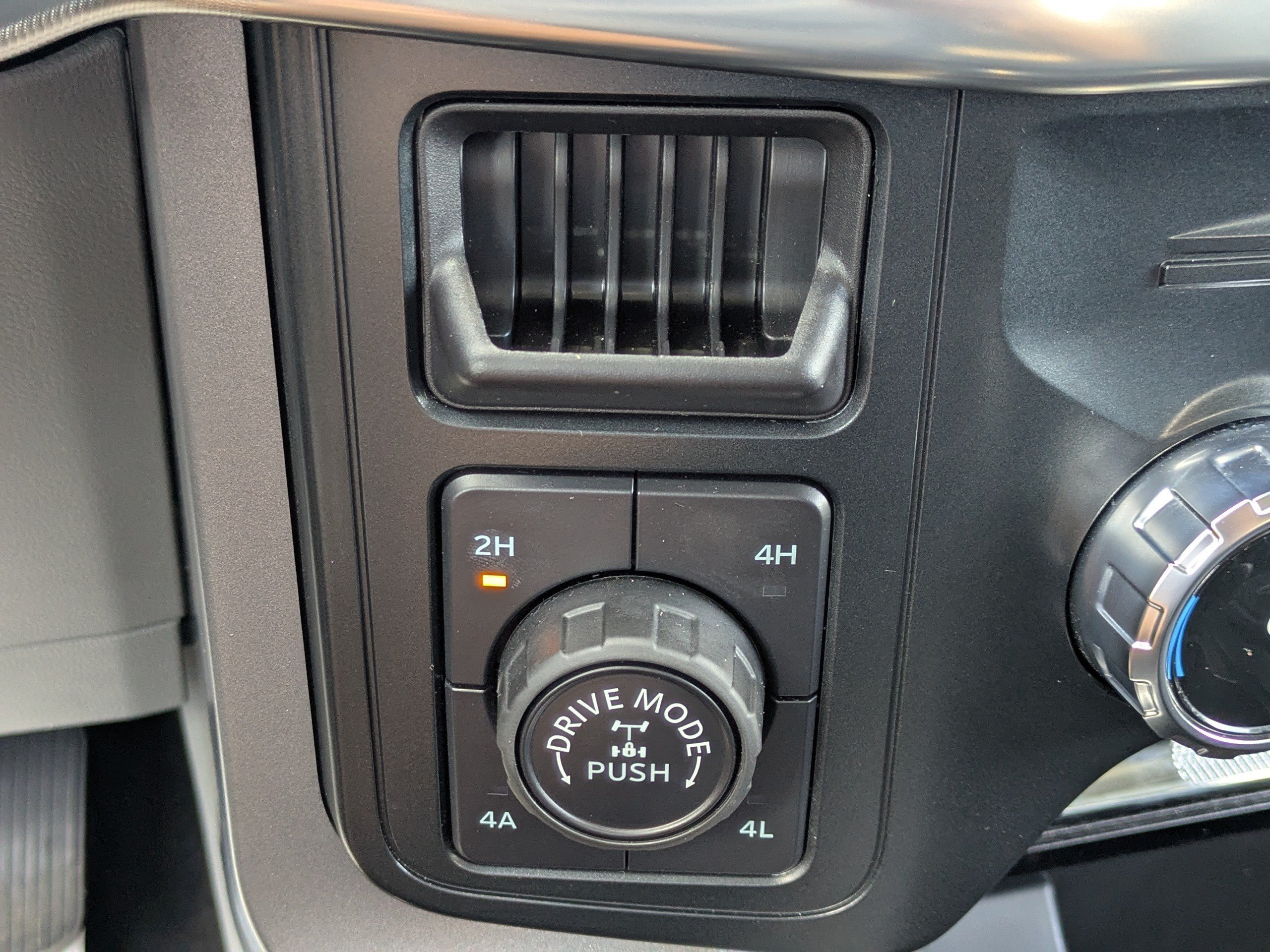Used 2025 Silver Ford LARIAT image 27