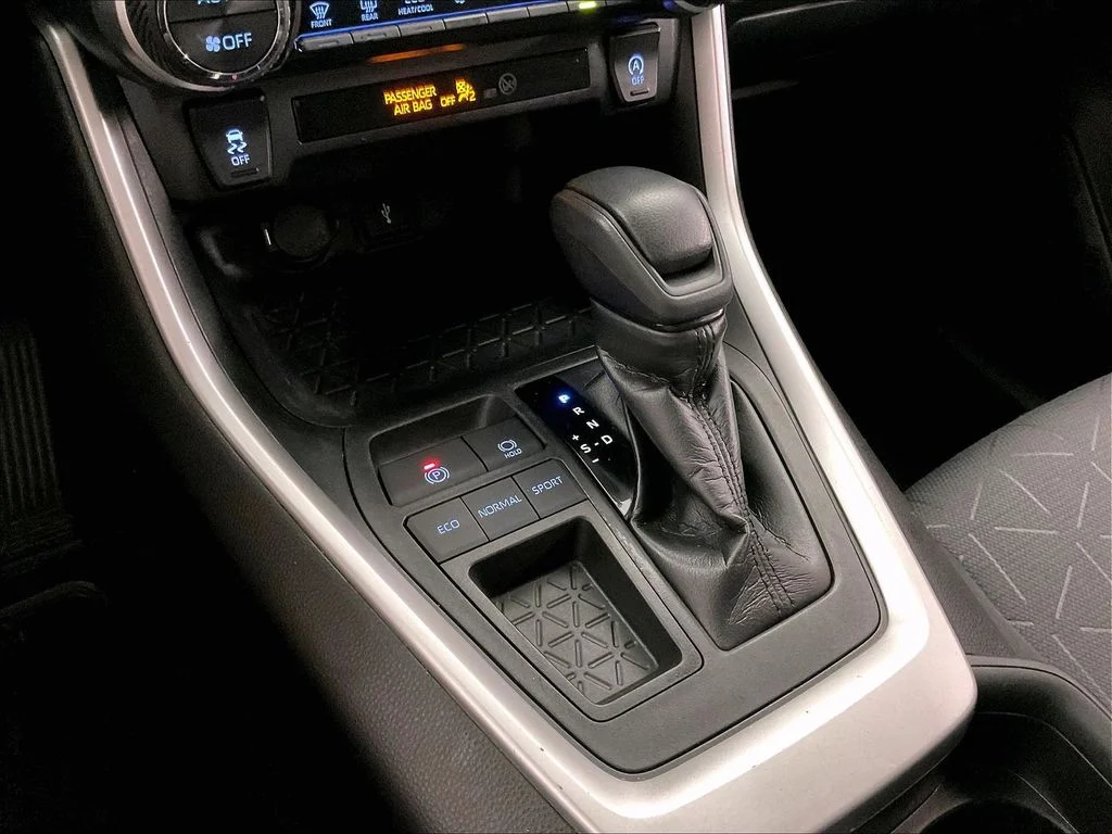 Used 2020 Silver Toyota XLE image 36