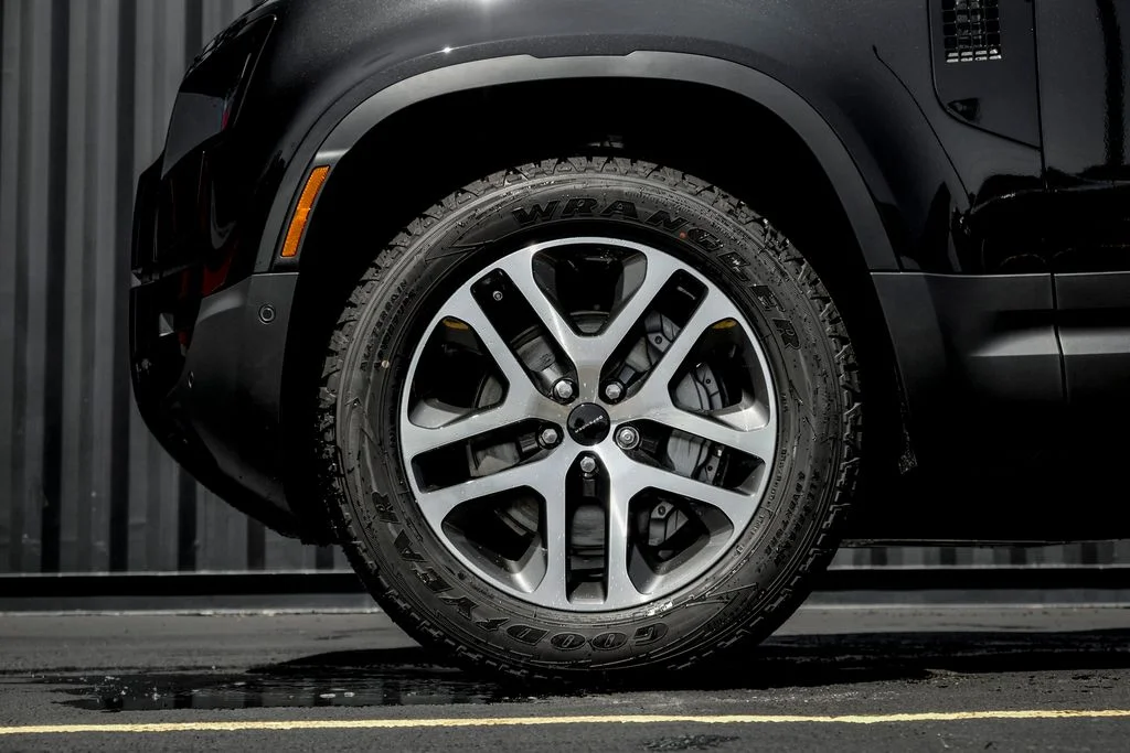 New 2026 Santorini Black Land Rover S image 4