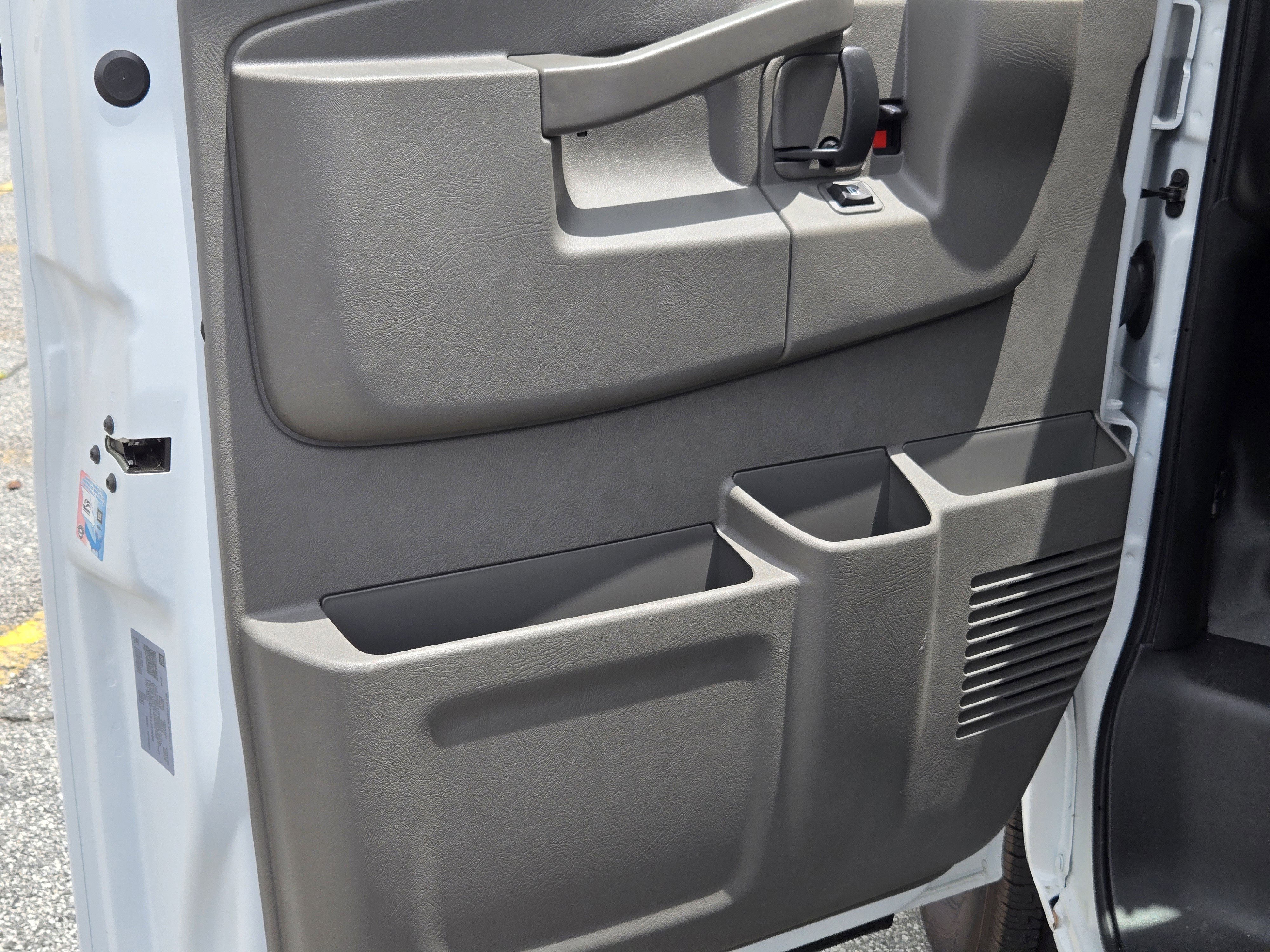 2025 Chevrolet Express Cargo Work Van - Photo 18