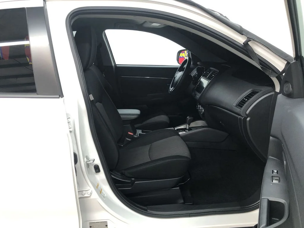 Used 2019 Pearl White Mitsubishi  image 18