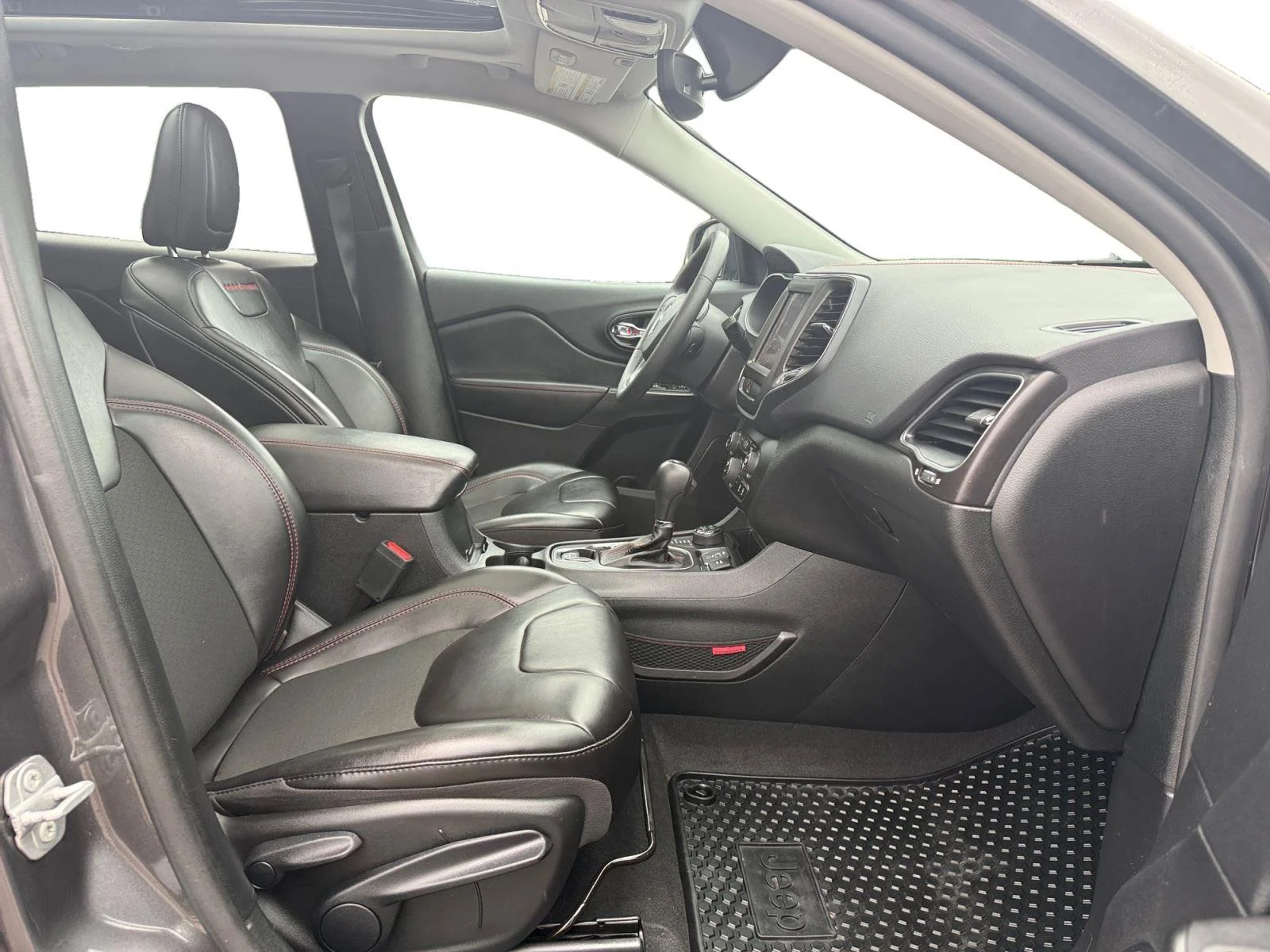 Used 2022 Granite Crystal Metallic Jeep Trailhawk image 27