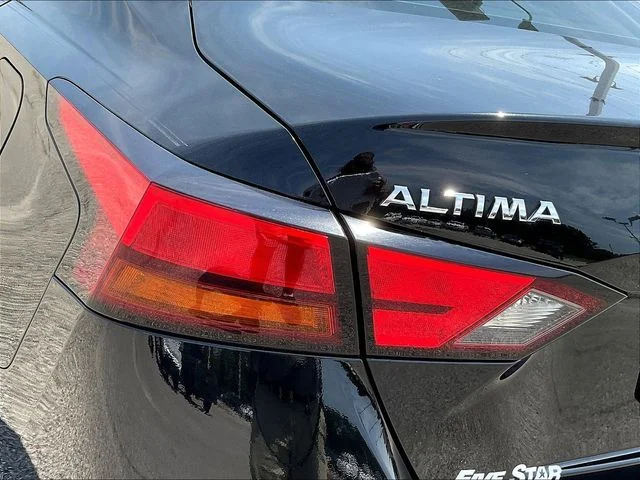 Used 2019 Black Nissan 2.5 SL image 25